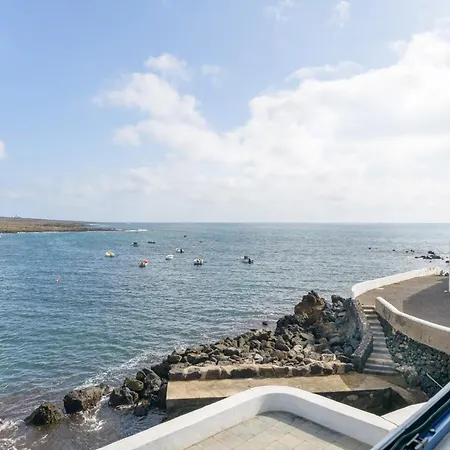 アパート Costa Jameos Oceanfront-lava Pools *